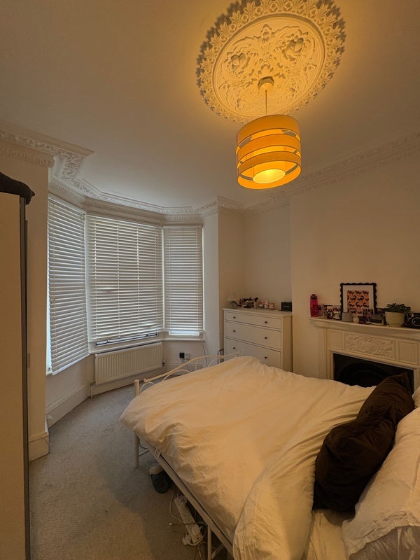 Flat Glycena Road in Greater London