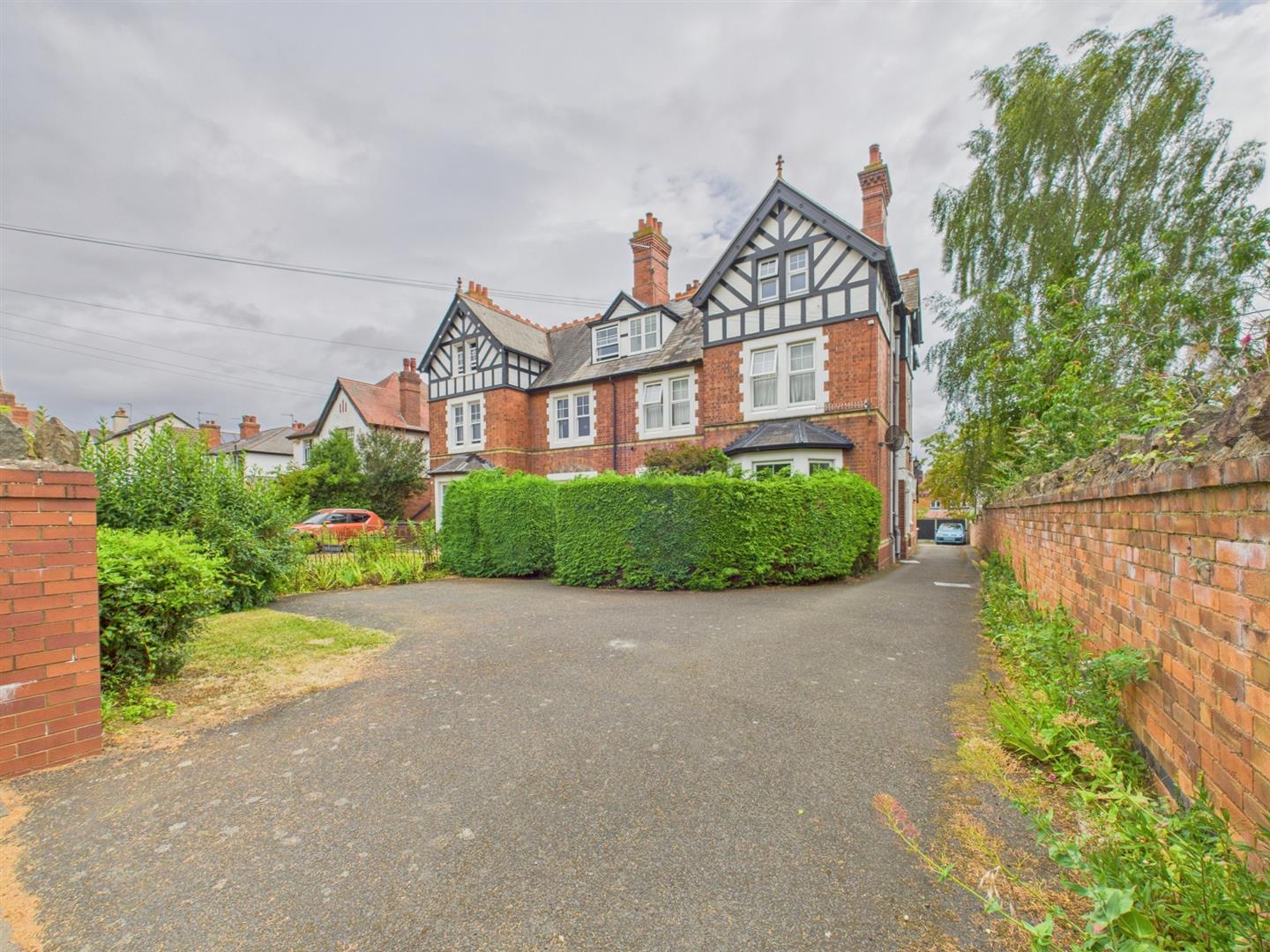 Flat Manby Road in Malvern Hills