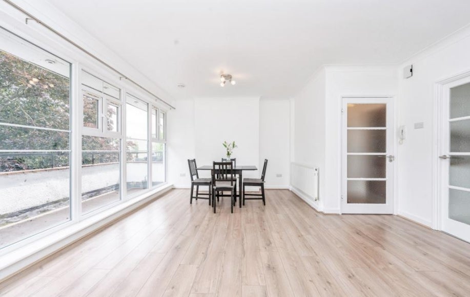 Flat Gordon Avenue in London