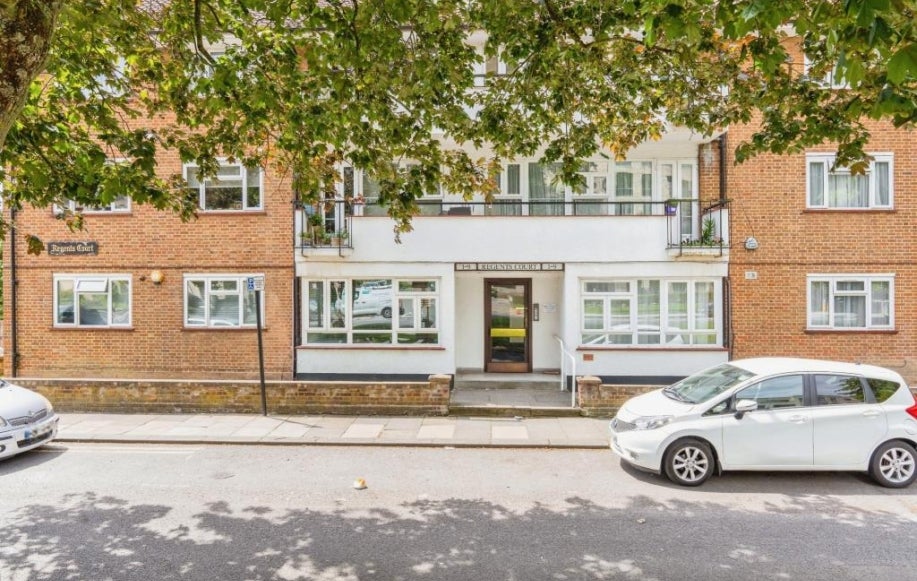 Flat Gordon Avenue in London