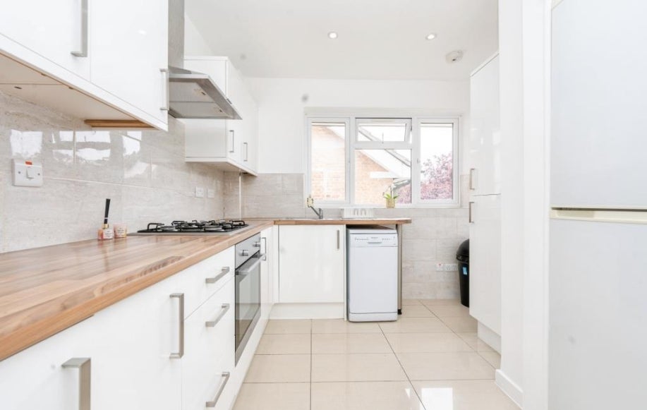 Flat Gordon Avenue in London