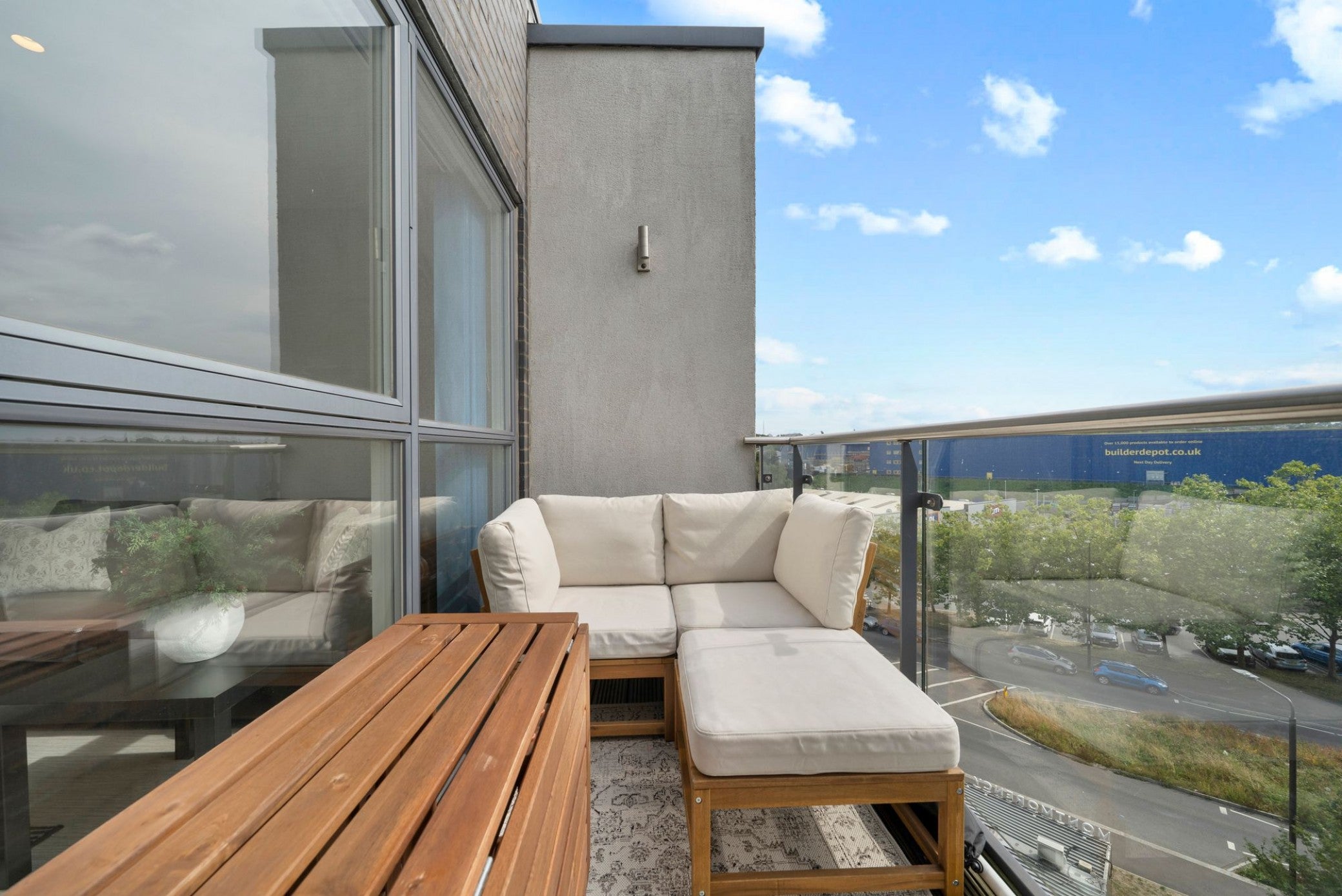 Flat Weld Place in Greater London