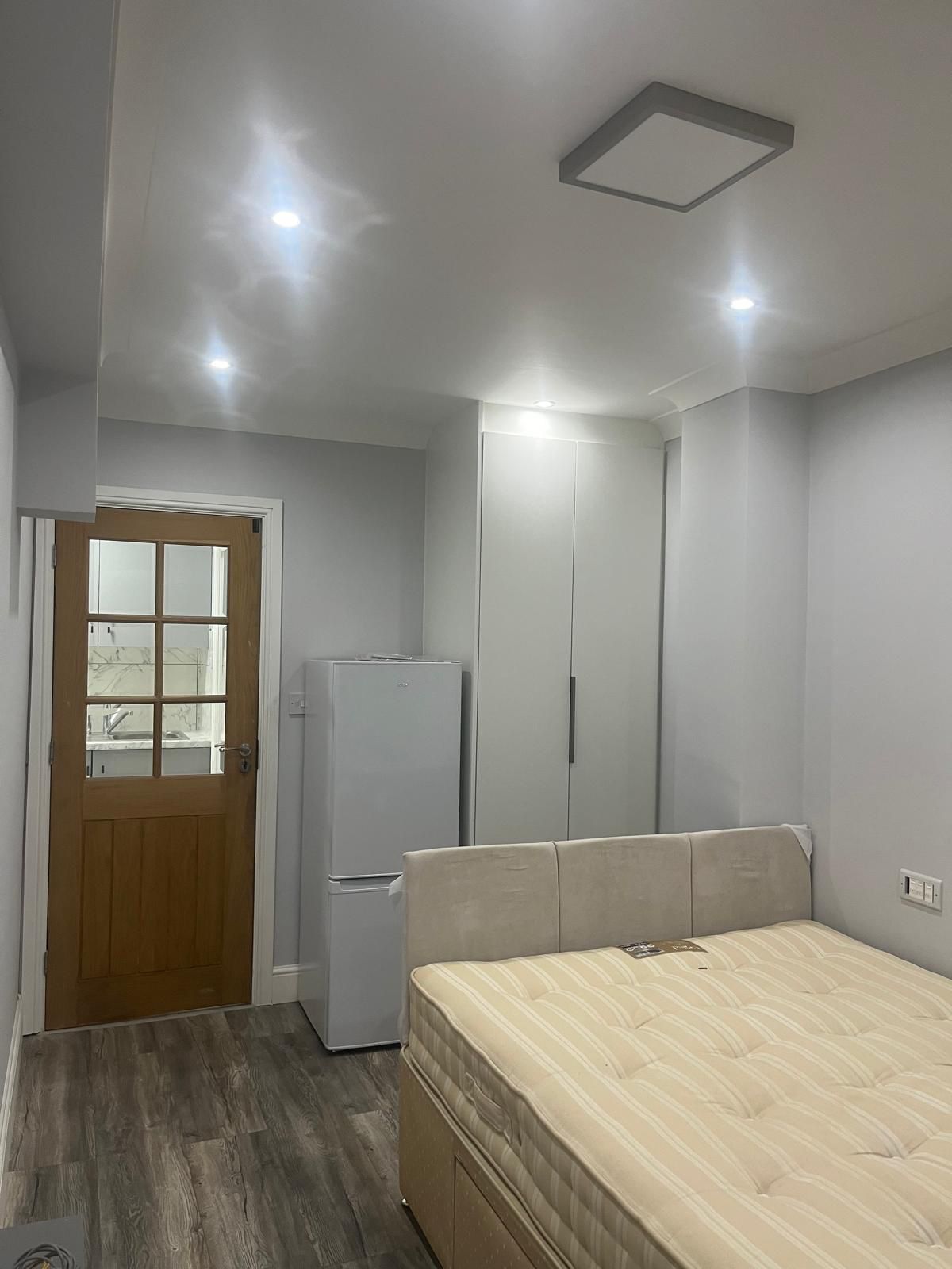 Flat Laughton Road in Greater London