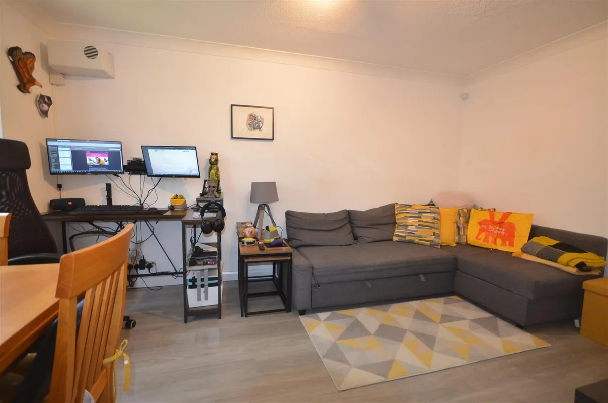 Flat Lynn Close in Greater London
