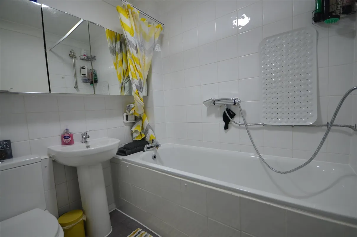 Flat Lynn Close in Greater London