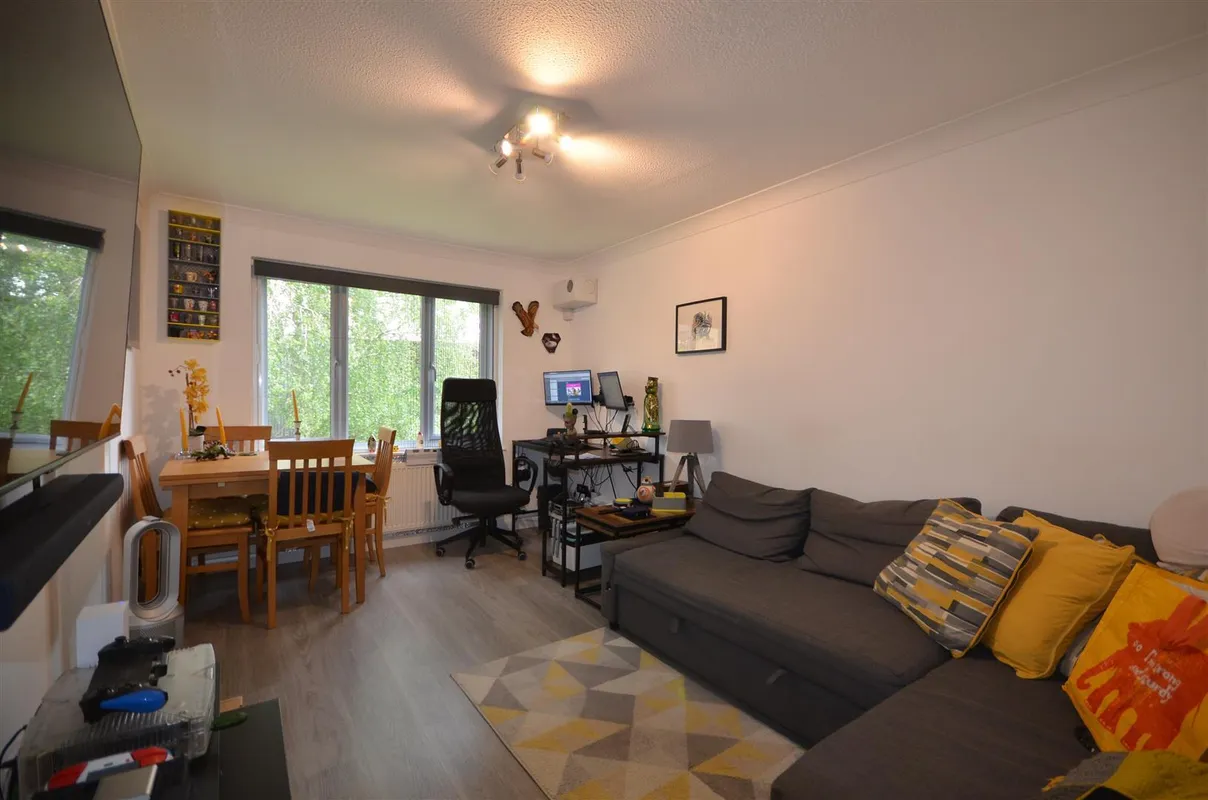 Flat Lynn Close in Greater London