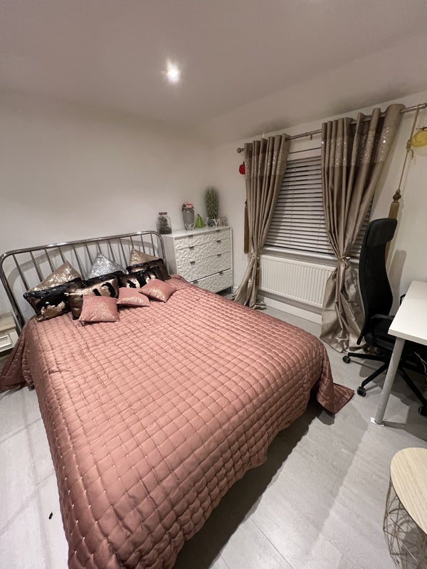 Room Warrington Close in Crawley