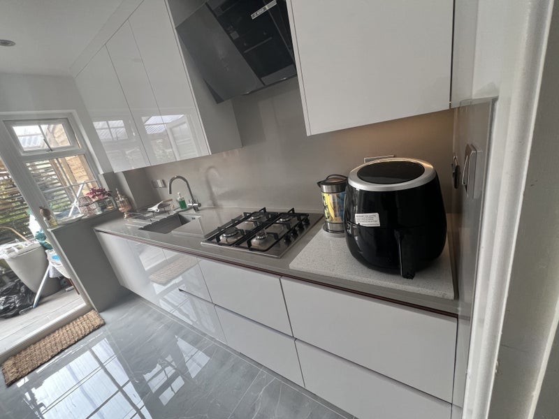 Room Warrington Close in Crawley