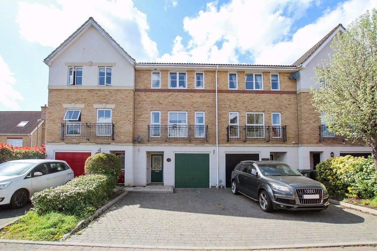 House Pinewood Place in Dartford