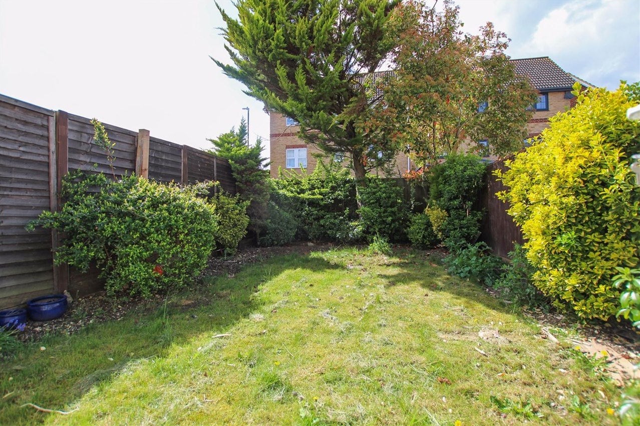 House Pinewood Place in Dartford