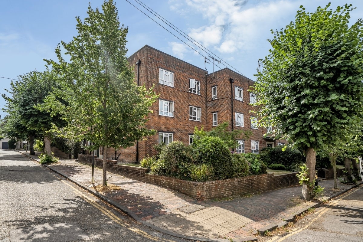 Flat Grove Hill Road in Tunbridge Wells