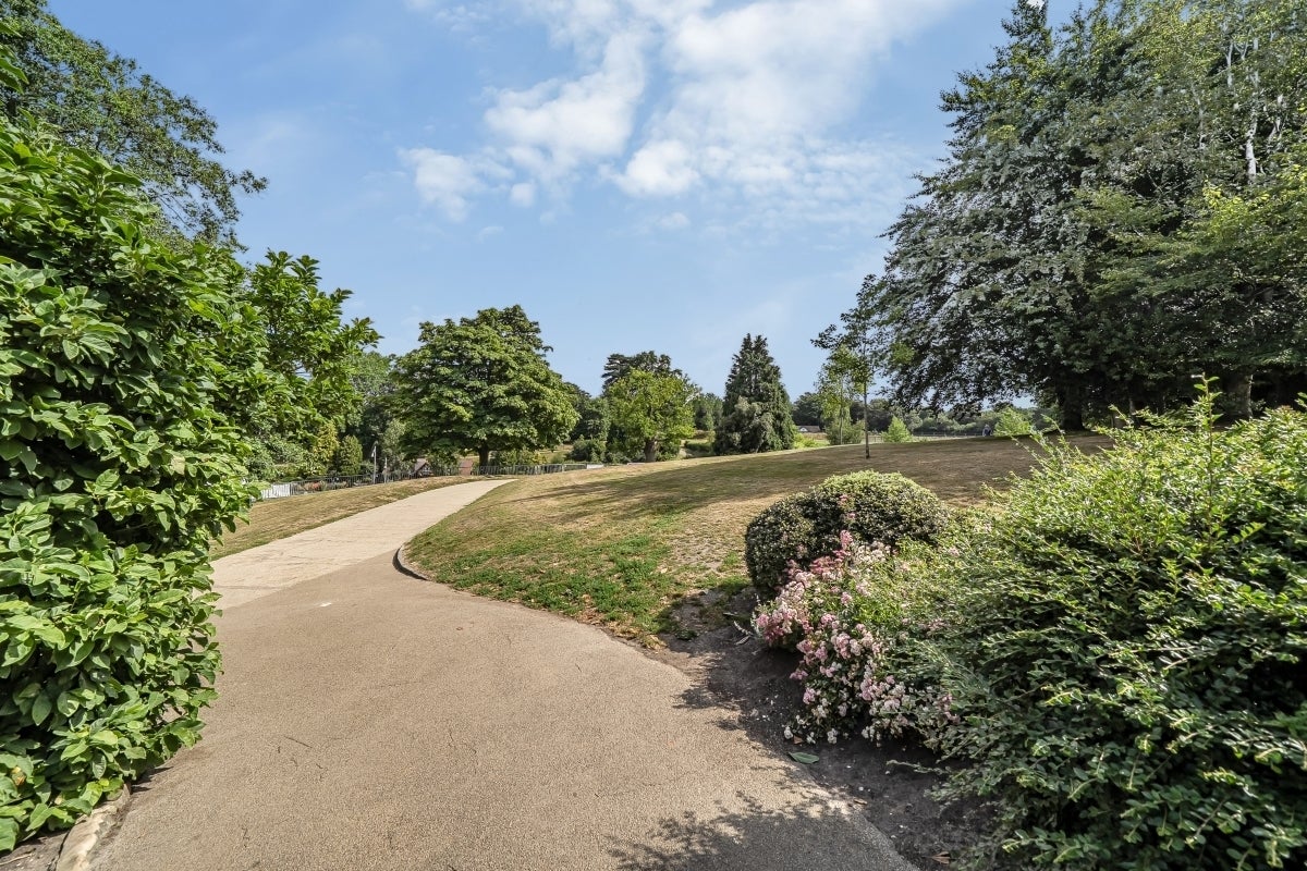 Flat Grove Hill Road in Tunbridge Wells