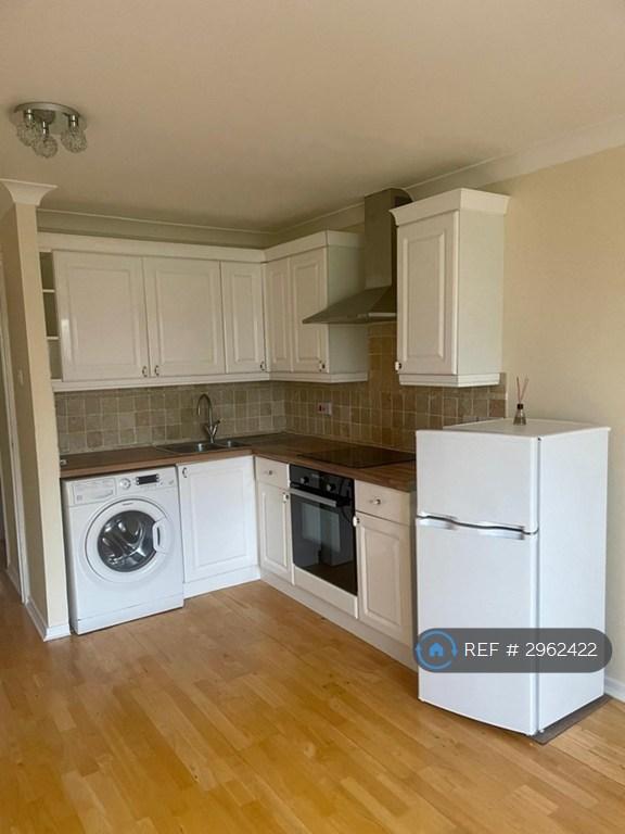 Flat Baysfarm Court in Greater London