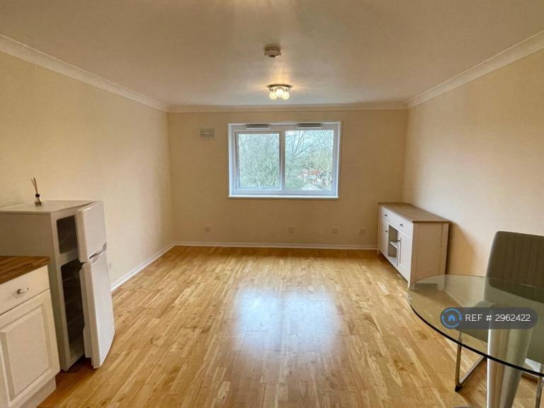 Flat Baysfarm Court in Greater London