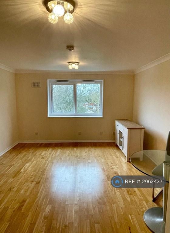 Flat Baysfarm Court in Greater London