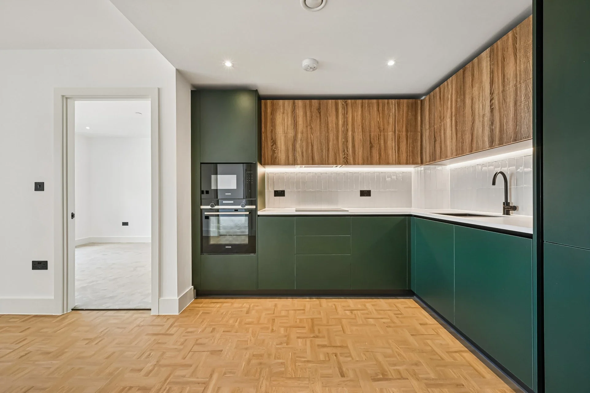 Flat Monarch Square in Greater London