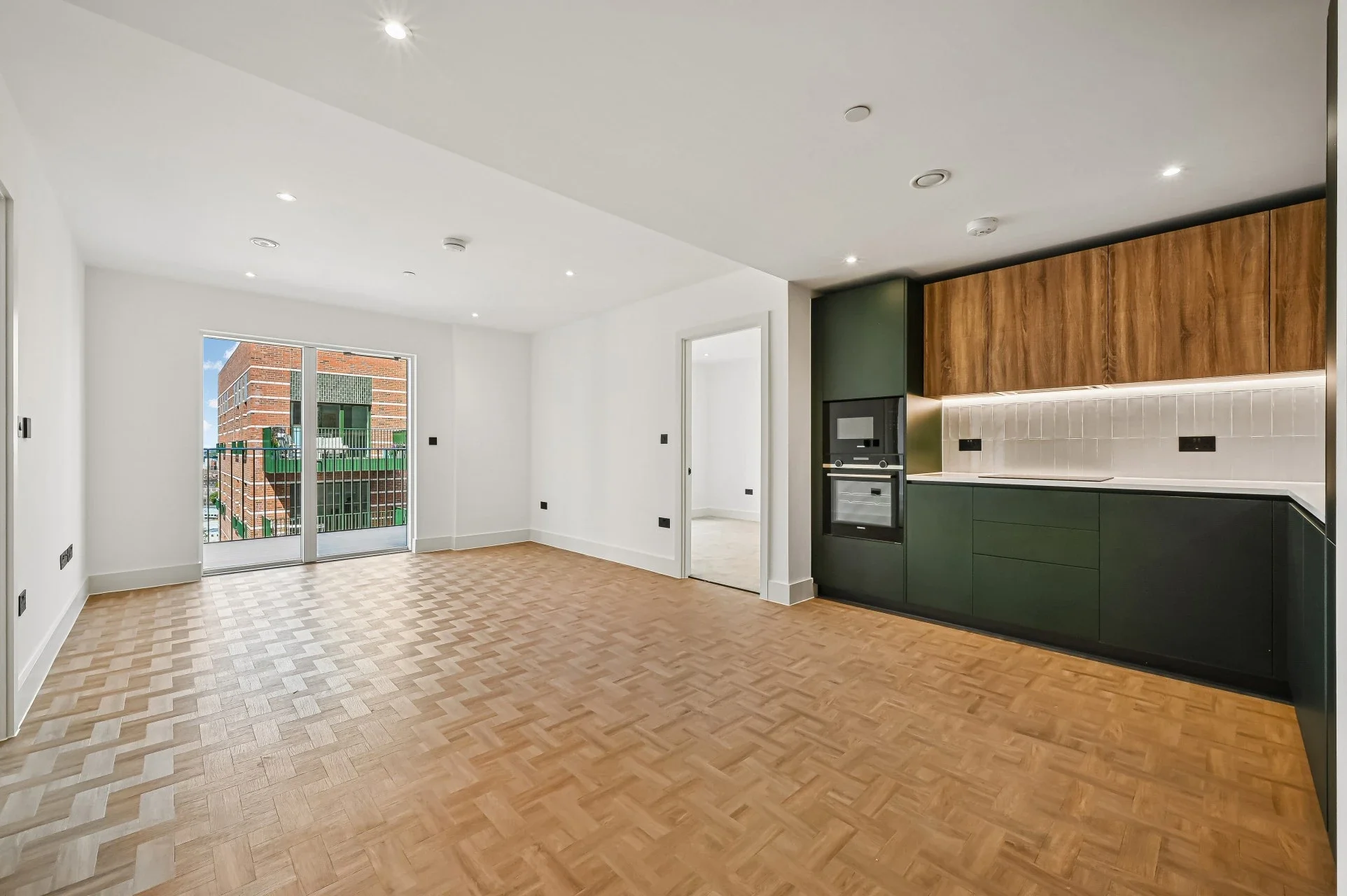 Flat Monarch Square in Greater London