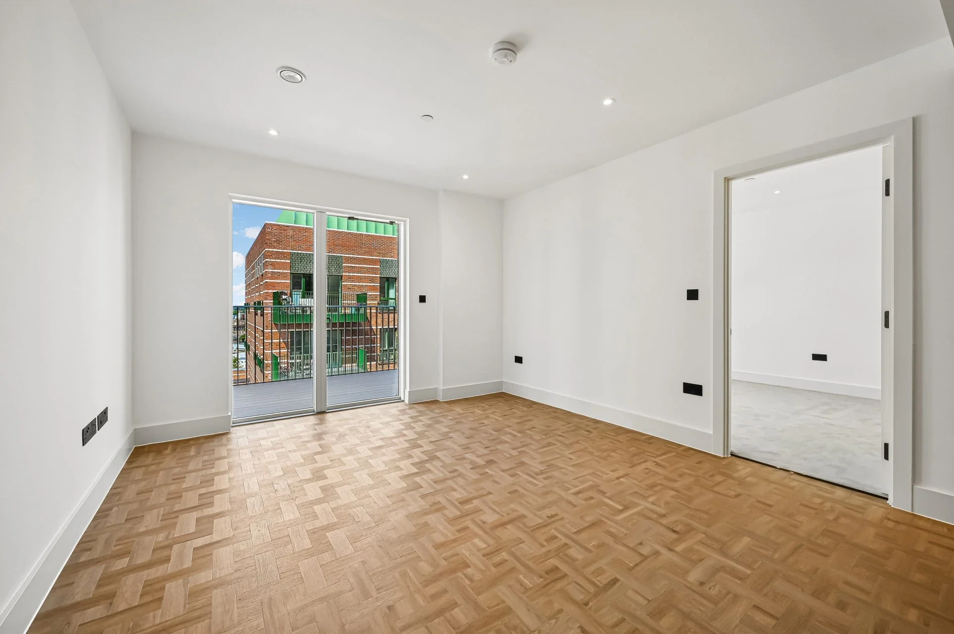 Flat Monarch Square in Greater London