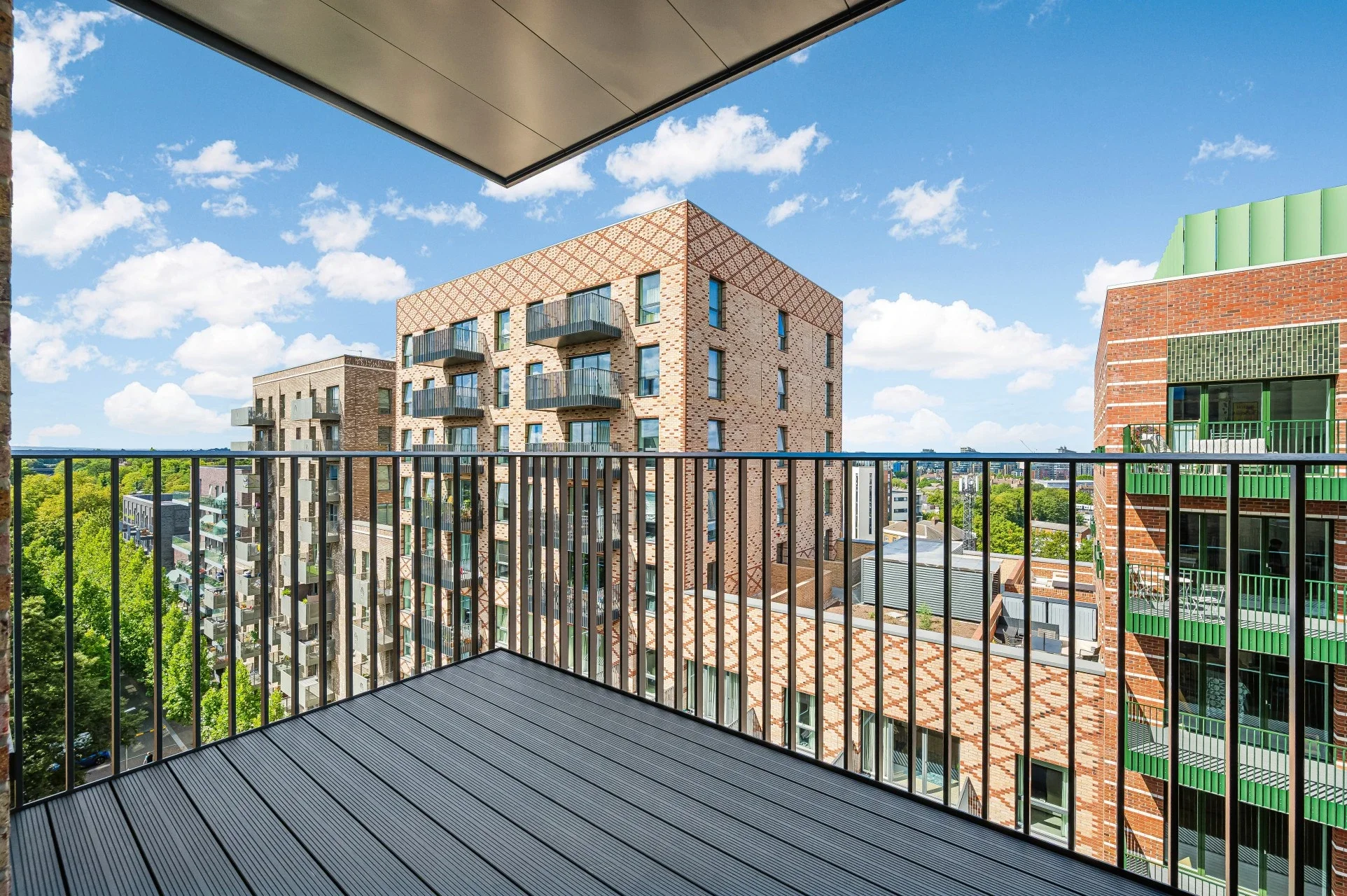 Flat Monarch Square in Greater London