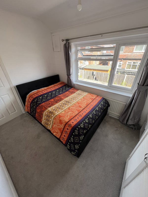 Room Ashford Avenue in Salford