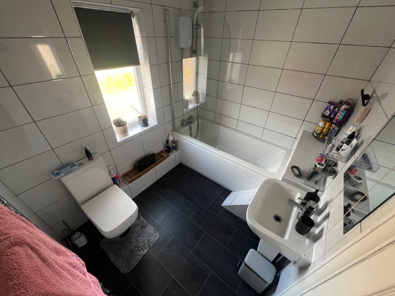 Room Ashford Avenue in Salford