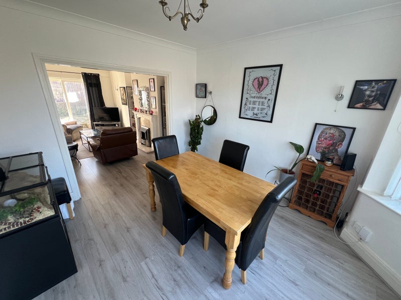 Room Ashford Avenue in Salford