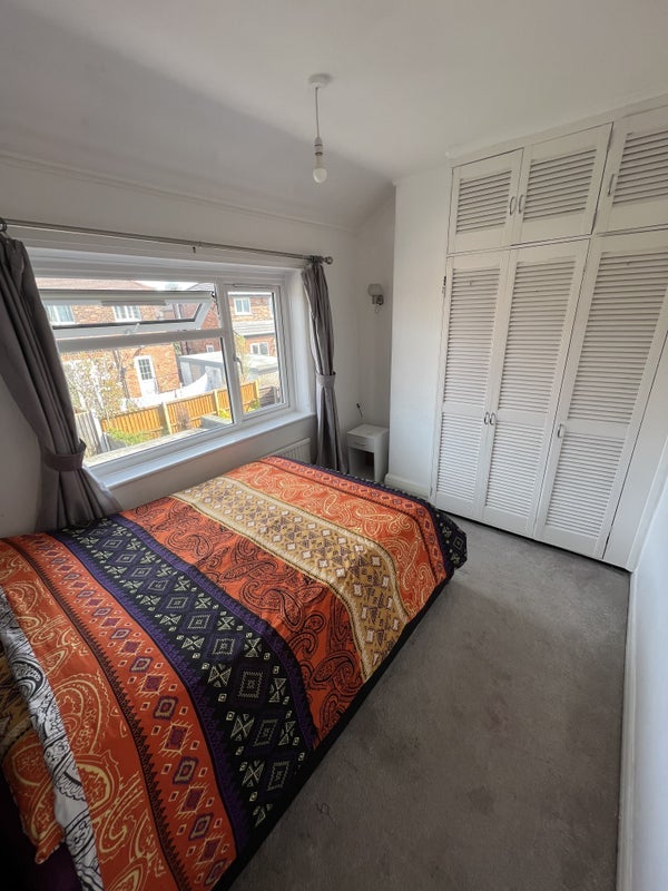 Room Ashford Avenue in Salford