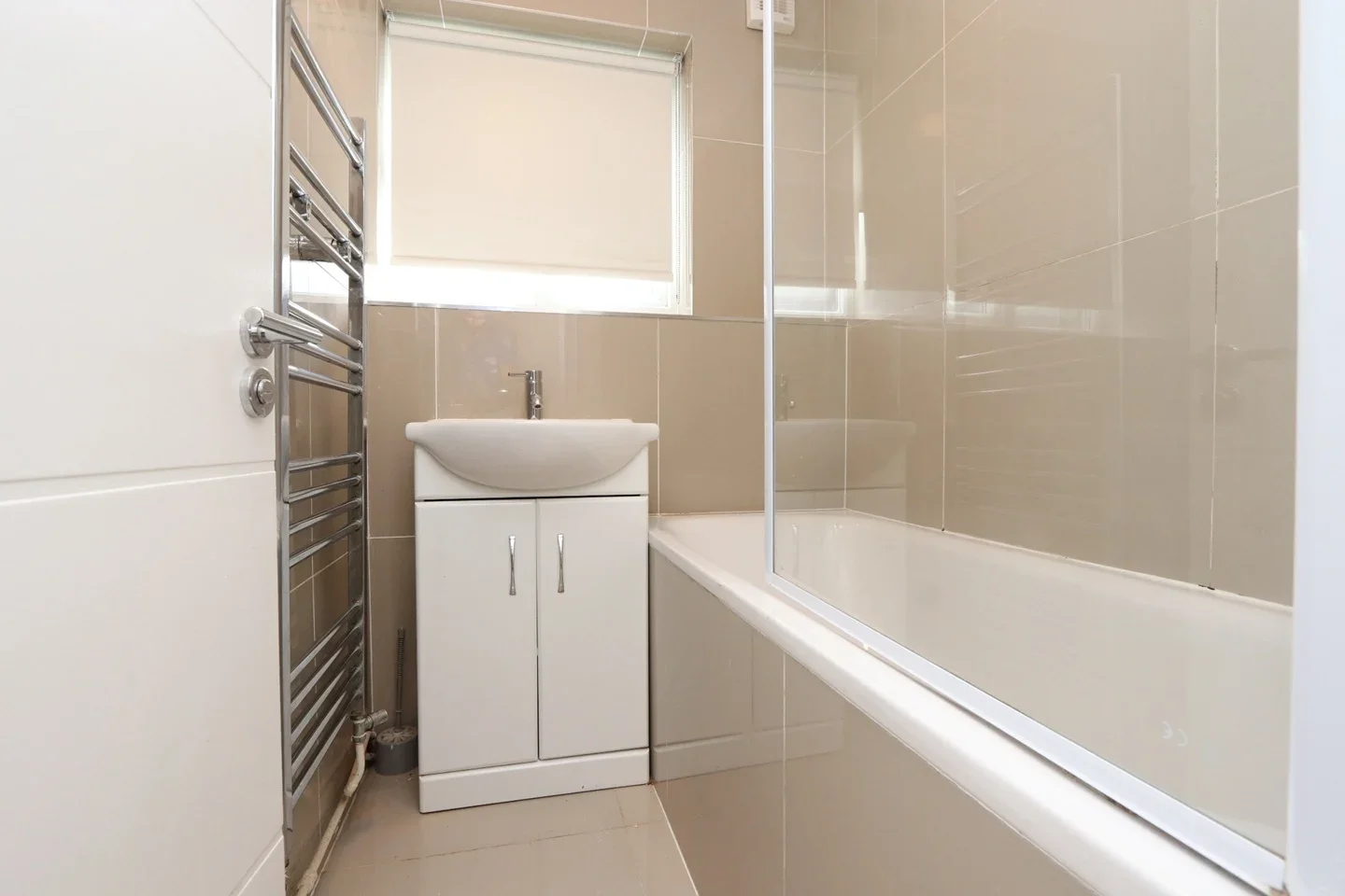 Room Frampton Park Road in Greater London
