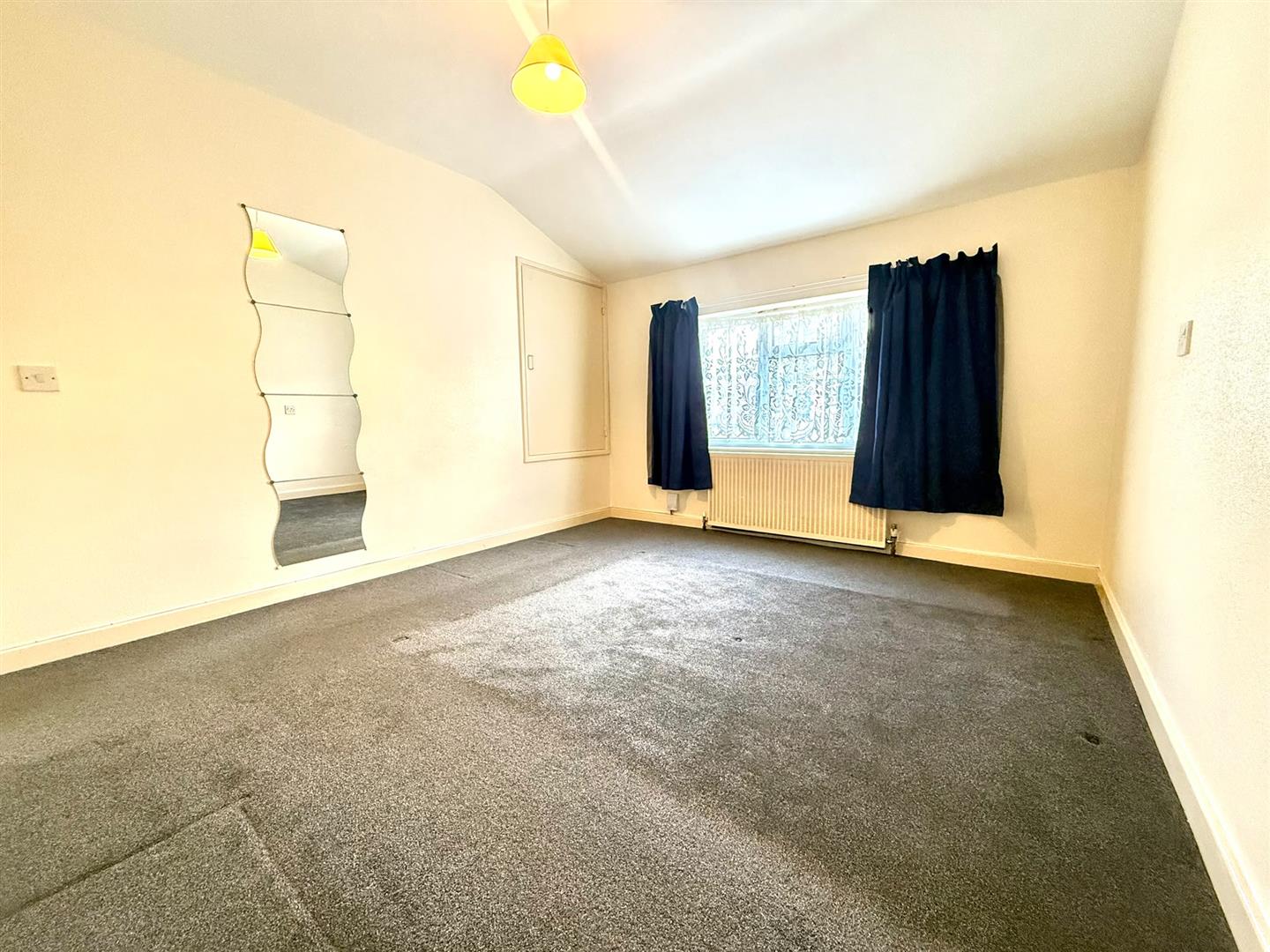 Flat Dickens Avenue in Greater London