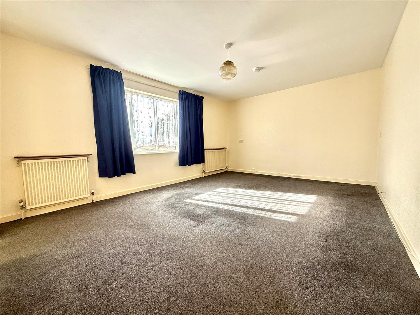 Flat Dickens Avenue in Greater London
