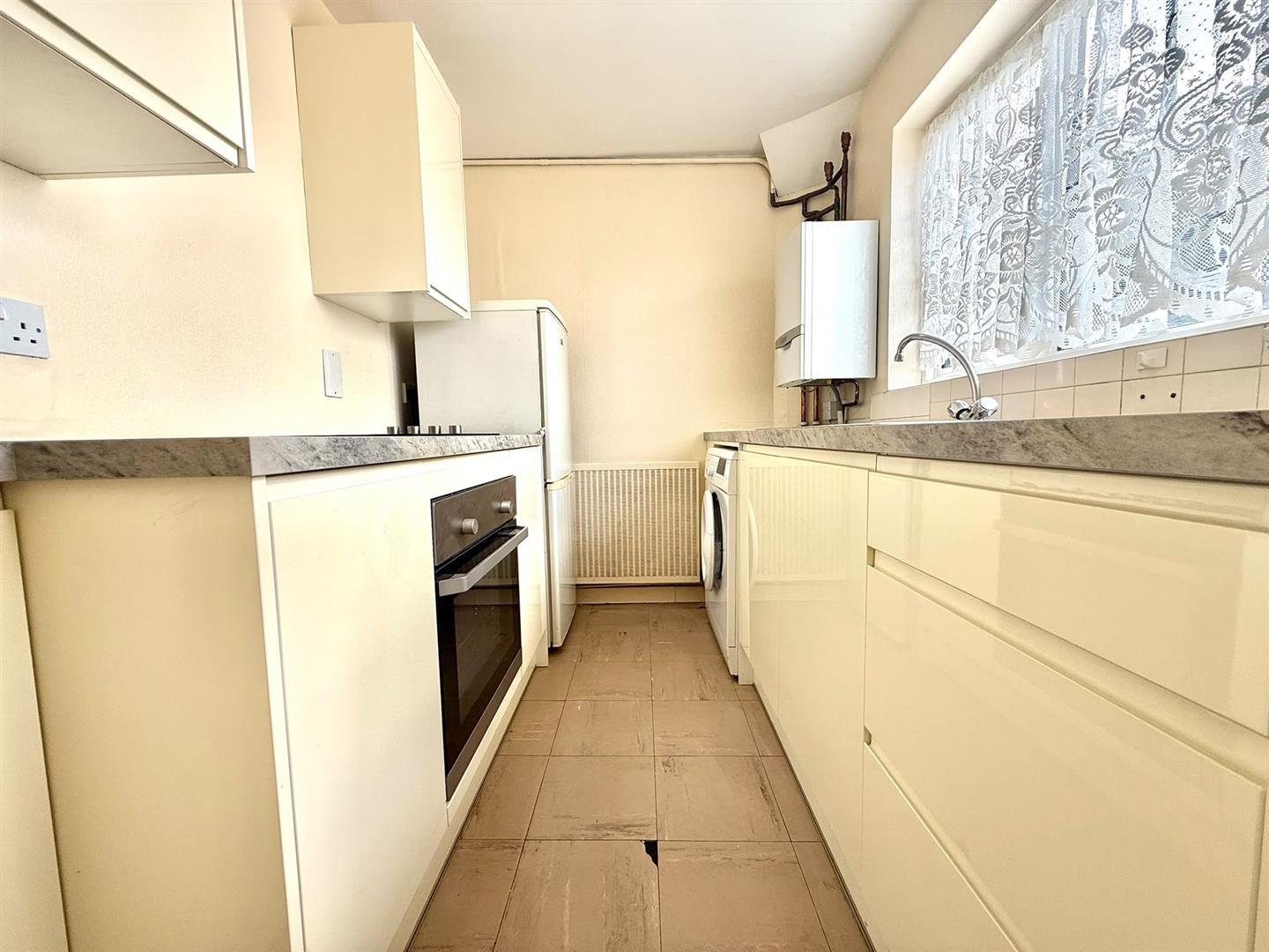 Flat Dickens Avenue in Greater London