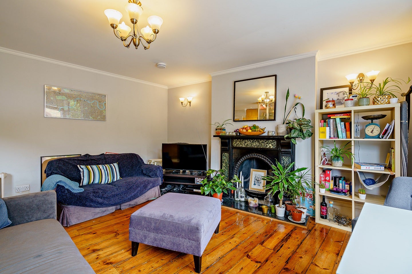 Flat Lyndhurst Grove in Greater London