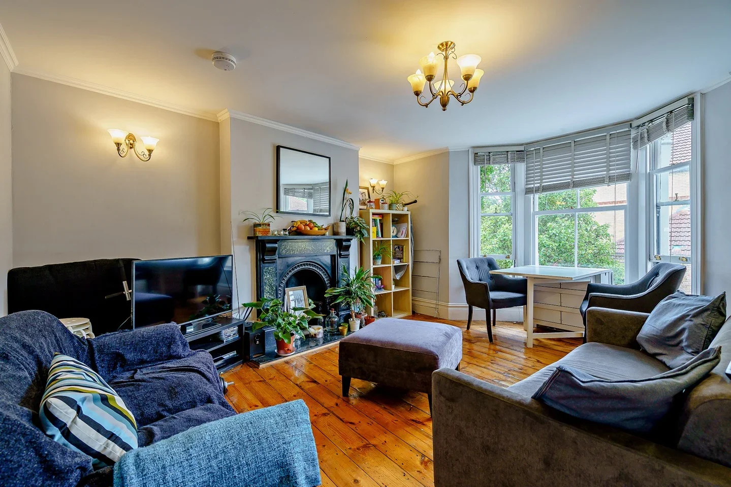 Flat Lyndhurst Grove in Greater London