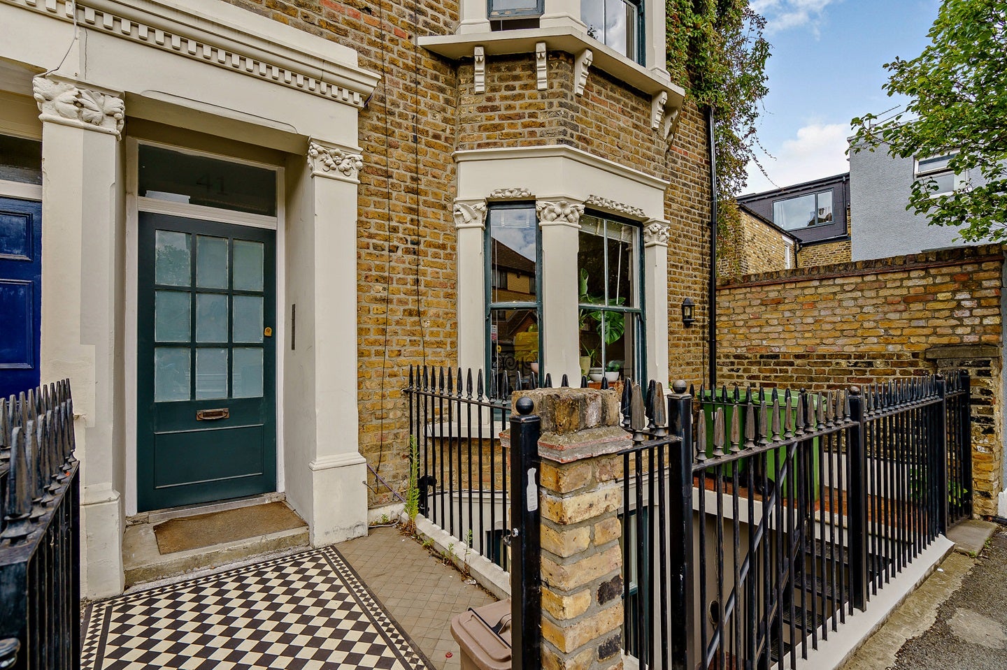 Flat Lyndhurst Grove in Greater London