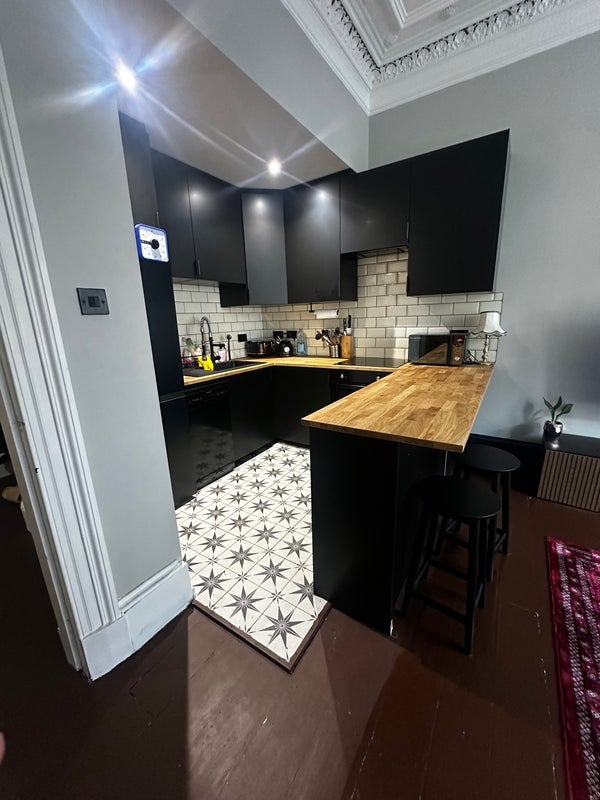 Room Finlay Drive in Glasgow