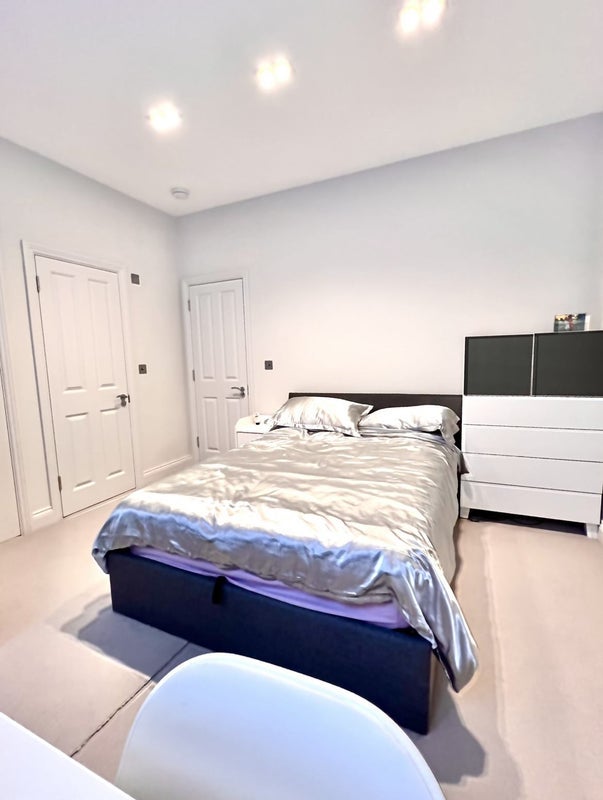 Room Earlsfield Road in Greater London