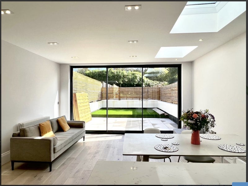Room Earlsfield Road in Greater London