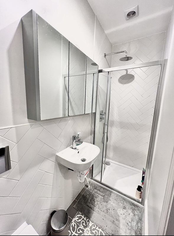 Room Earlsfield Road in Greater London