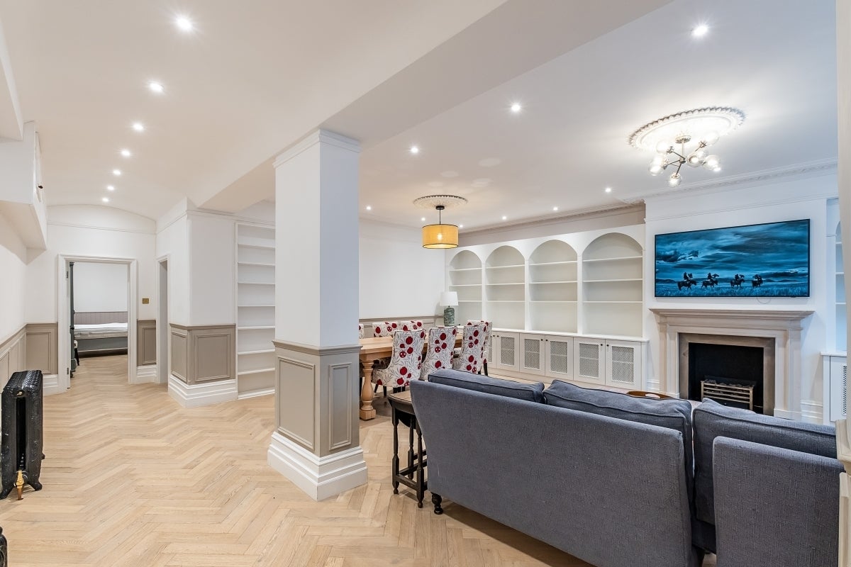 Flat Cornwall Gardens in Greater London
