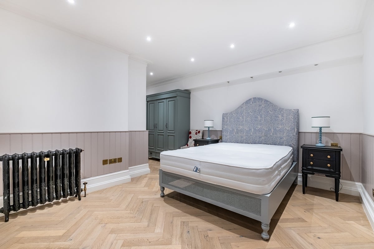 Flat Cornwall Gardens in Greater London