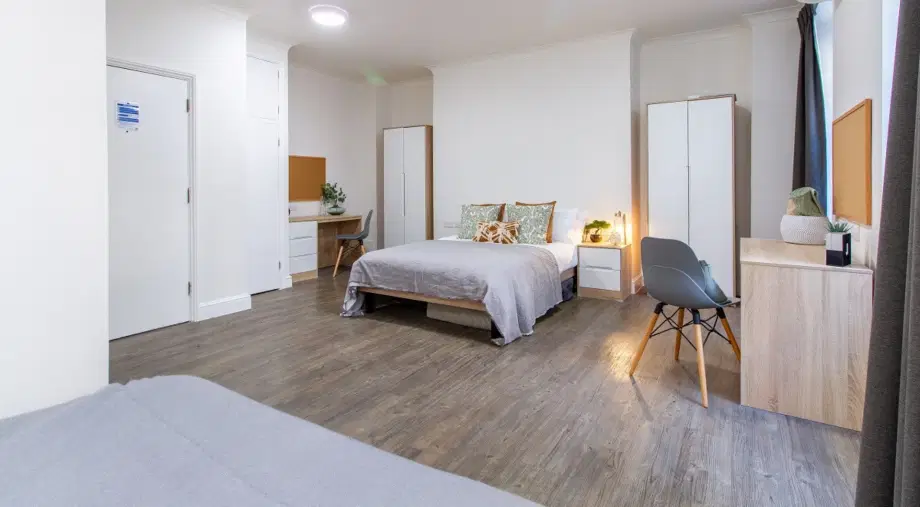 Room Queen's Yard in Greater London