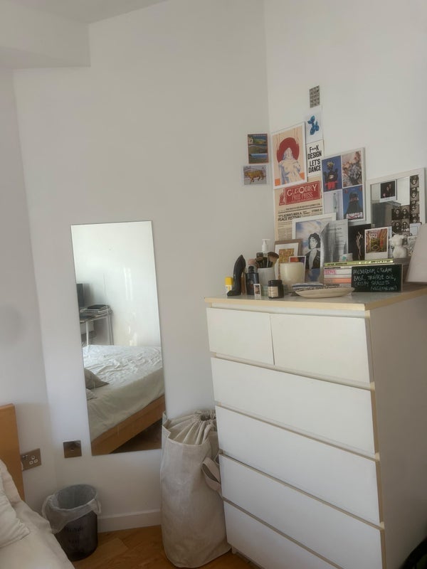 Room Battersea Park Road in Greater London