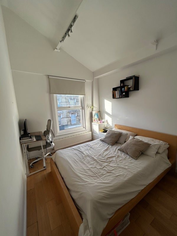 Room Battersea Park Road in Greater London