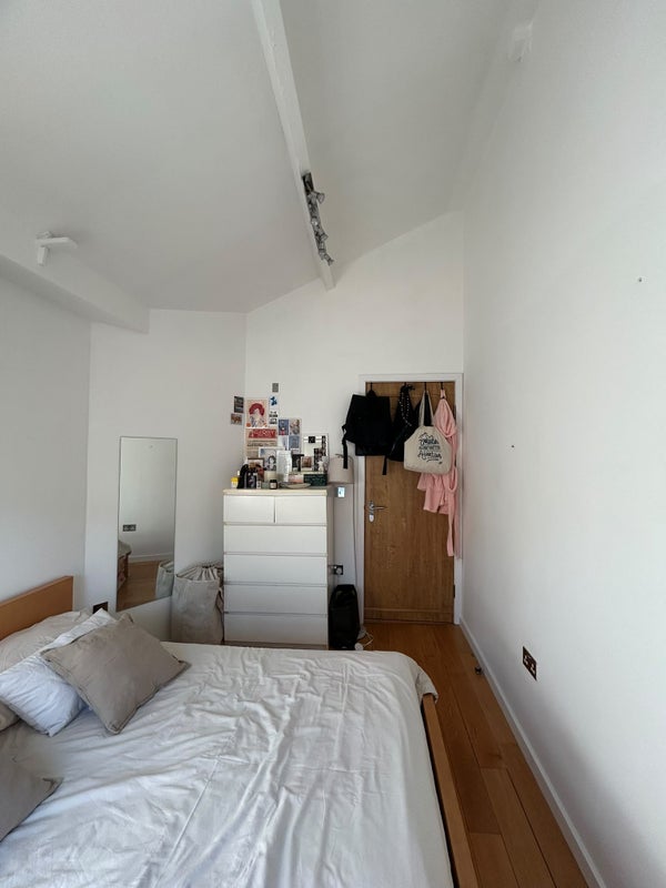 Room Battersea Park Road in Greater London