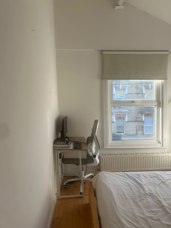 Room Battersea Park Road in Greater London