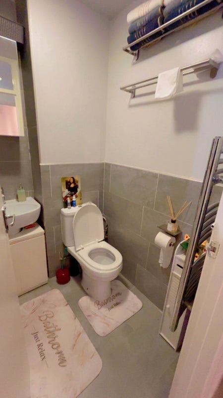 Room Bromley Road in Greater London