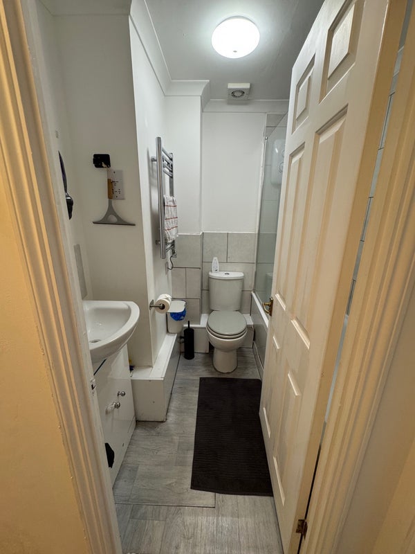 Flat Harlinger Street in Greater London