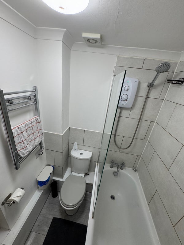 Flat Harlinger Street in Greater London