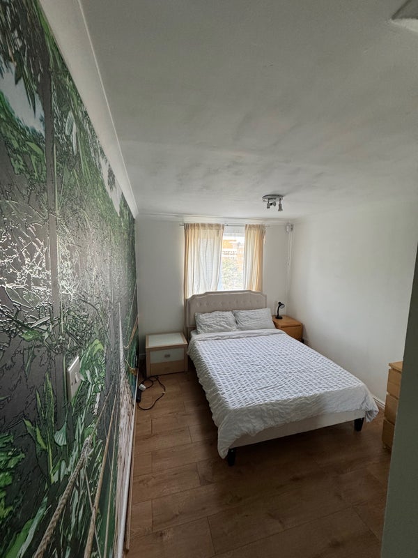 Flat Harlinger Street in Greater London