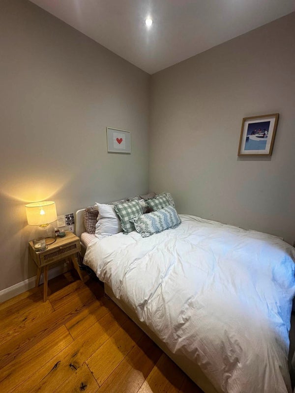 Room Louisville Road in Greater London